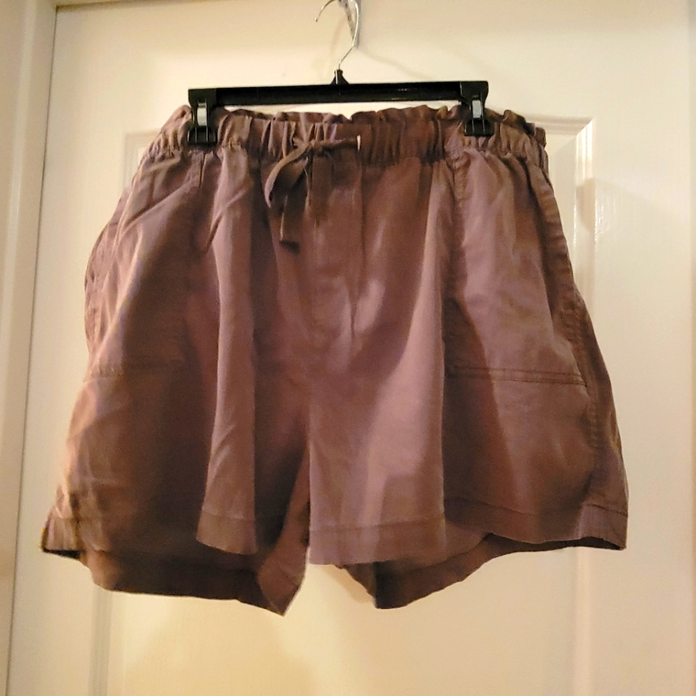 Caslon utility shorts